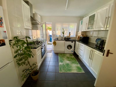 1 bright bedroom in 2 bed flat Main Photo