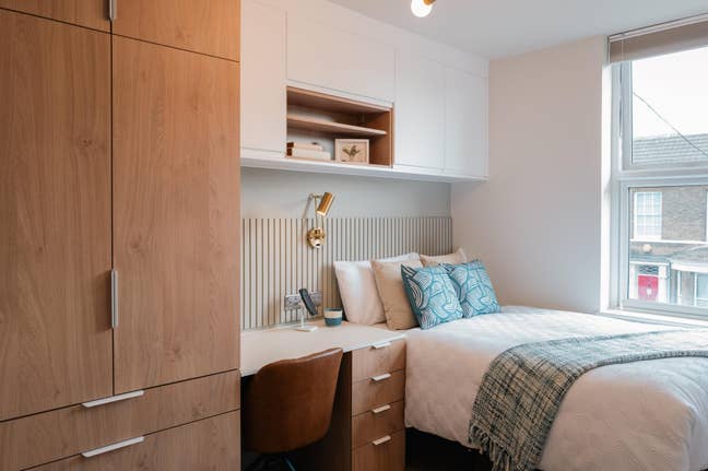 Spacious Contemporary Ensuite — 3 Min to Station Main Photo