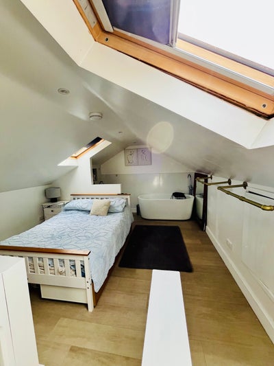 Double room with en-suite in Baffins Portsmouth  Main Photo