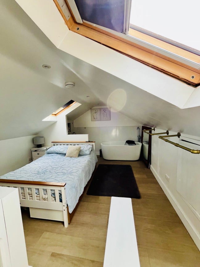 Double room with en-suite in Baffins Portsmouth  Main Photo