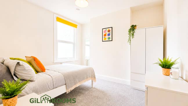 Bedroom in New 6-Bed Professional House  Main Photo