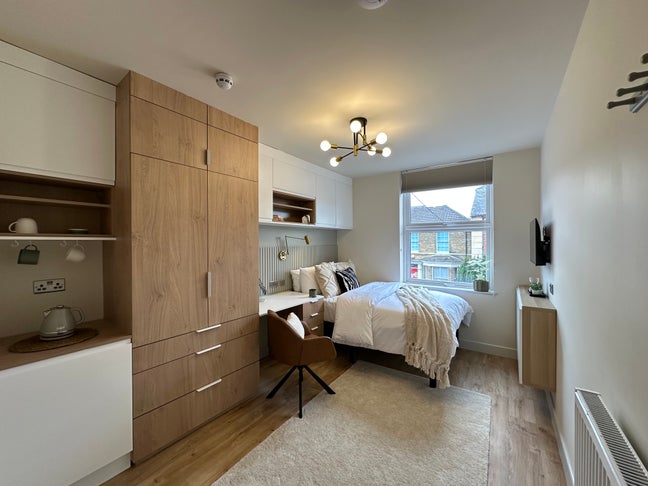 Top-spec Ensuite Spacious Room — 3 Min to Train Main Photo
