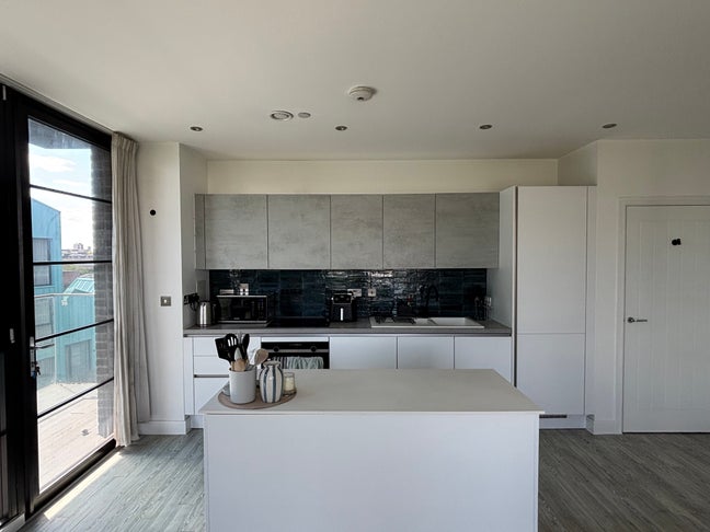 Bright King Room | All Bills | Victoria Park Main Photo