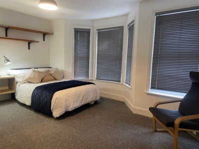 Large Double Room - Nr Hospital & Towncentre Main Photo