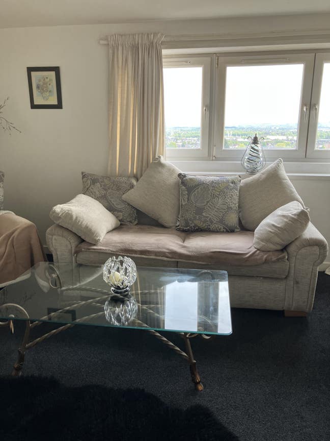 Top floor high flat with fantastic views  Main Photo