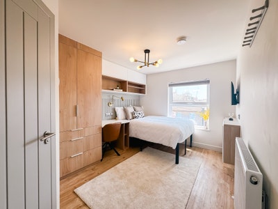 High-Spec Ensuite Top Floor Room — 3 Min to Train Main Photo