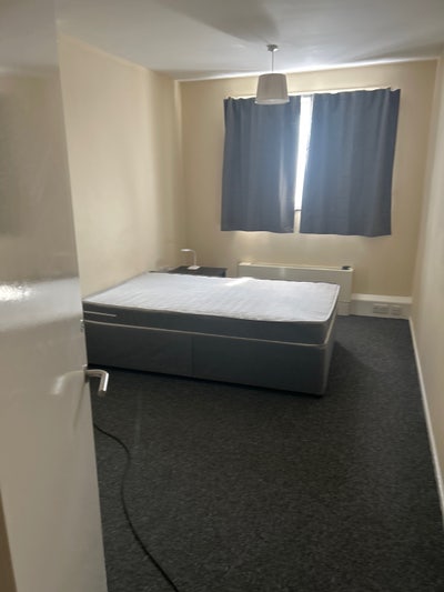 Big double room. Built in wardrobe and drawer unit Main Photo