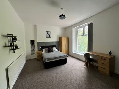 Large Room - Short Walk to City Centre Main Photo