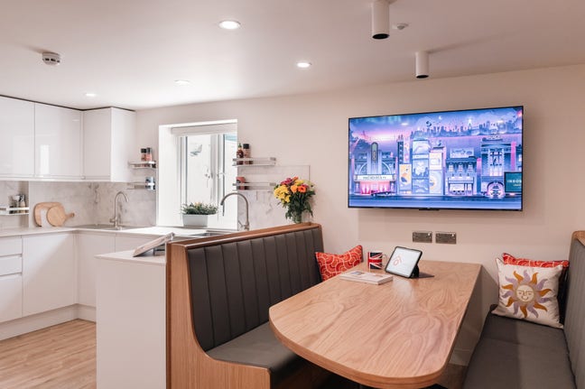 High-Spec Ensuite Top Floor Room — 3 Min to Train Main Photo