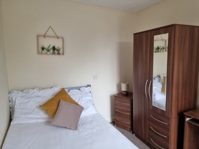 Professional house share..a stone's throw from NGH Main Photo