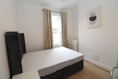 Modern Room - Premium Location - W8  Main Photo