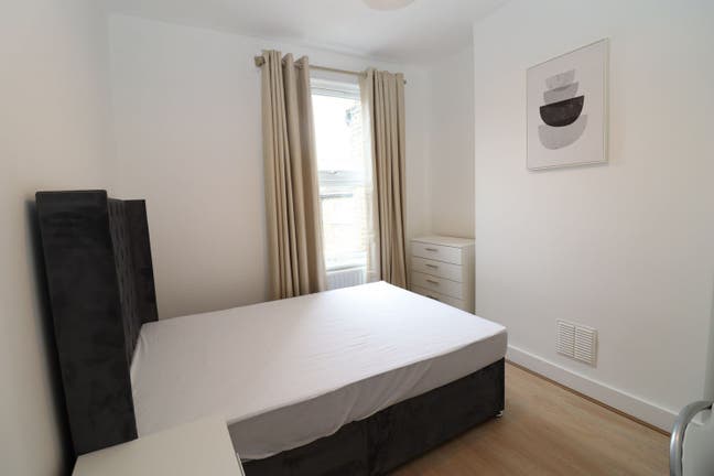 Modern Room - Premium Location - W8  Main Photo