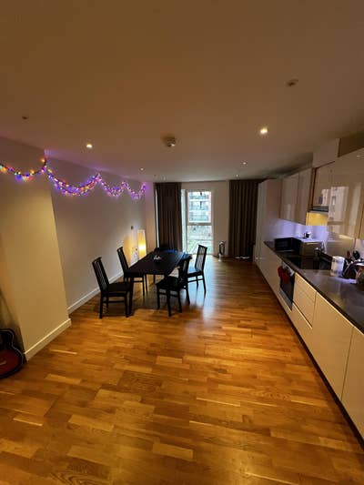 MON TO FRI - Beautiful large Room in Zone 2 Main Photo