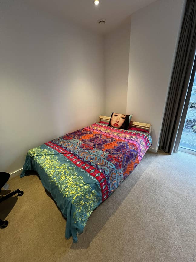 MON TO FRI - Beautiful large Room in Zone 2 Main Photo
