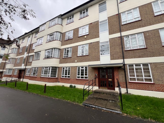 Light and spacious three double bedroom flat Main Photo
