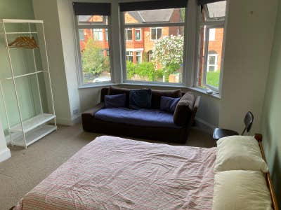 Large, bright, furnished double room Main Photo