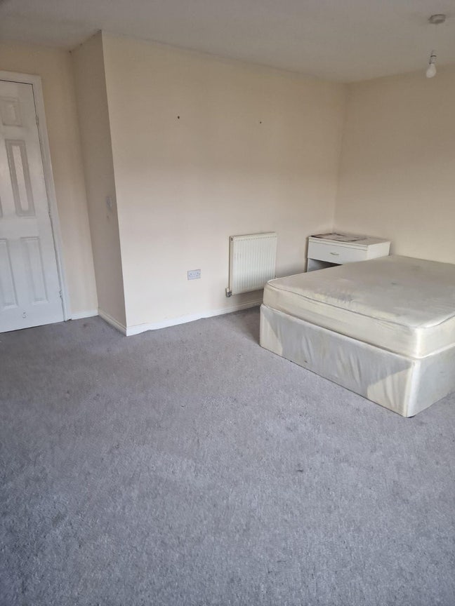 Ensuit Double Room & Sing Room Available in M22 Main Photo