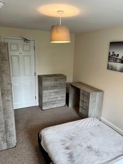 Double Ensuite Room by Train Station Bills All In Main Photo