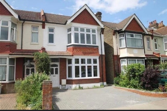Double Room in 4-Bed House Main Photo