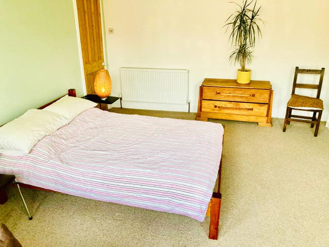 Large, bright, furnished double room Main Photo