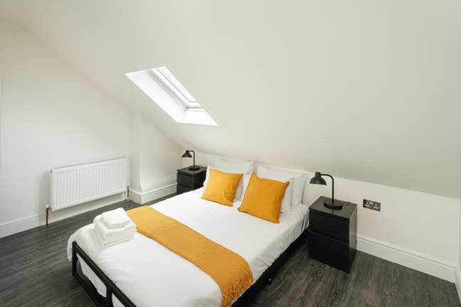 Stylish 2-Bed Split-Level Flat | 3 Min to Station  Main Photo