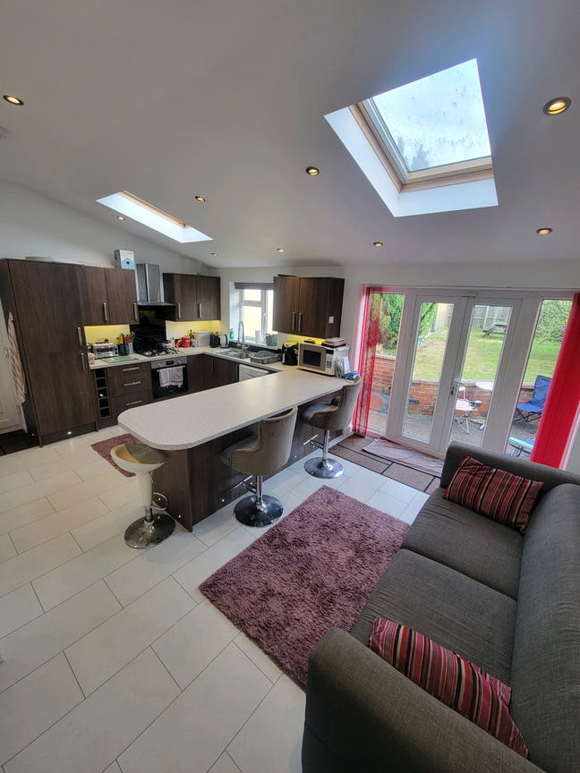 A lovely detached house with 2 rooms for rent.  Main Photo