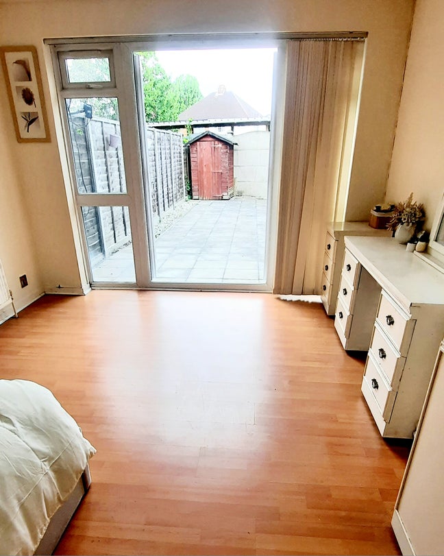 Huge 15ft Garden Room | Parking & Bills Inc | UB4 Main Photo