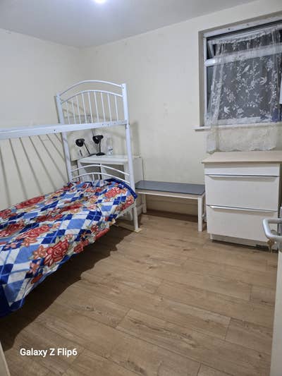 Nice Single Room, 16 min Train to Central London! Main Photo
