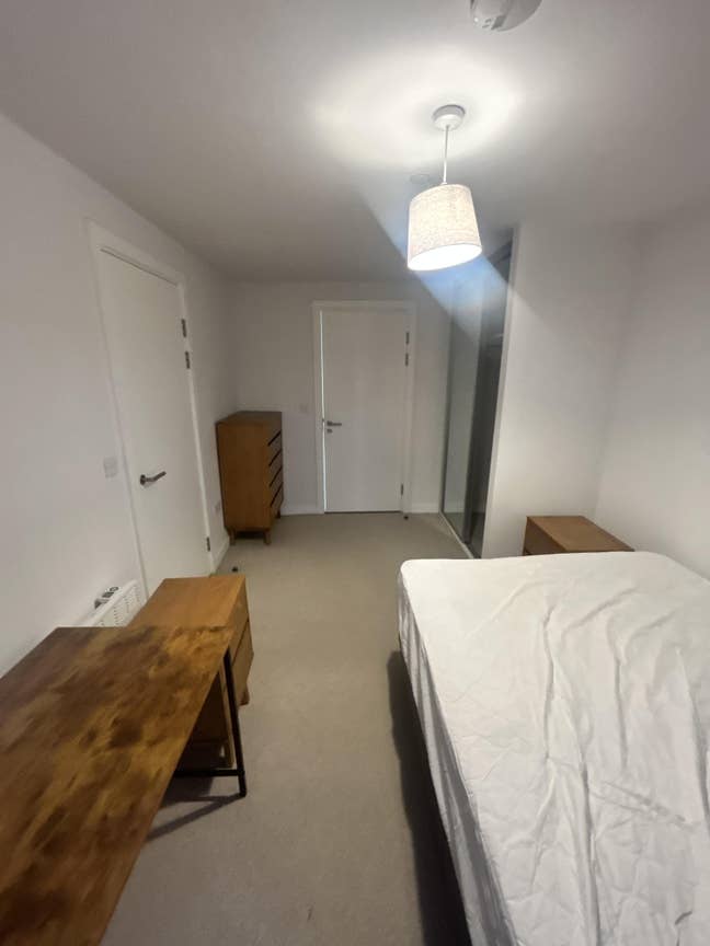 Spacious double room with ensuite in city centre  Main Photo