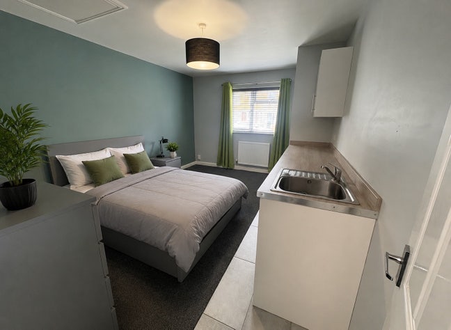 Large Ensuite Room To Let Main Photo