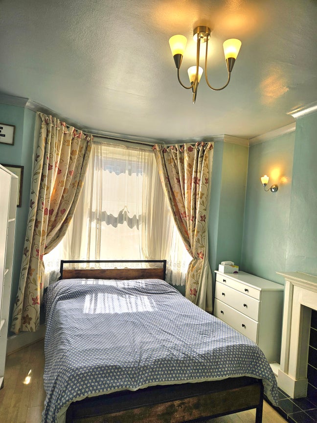 Room in a family house(female) Main Photo