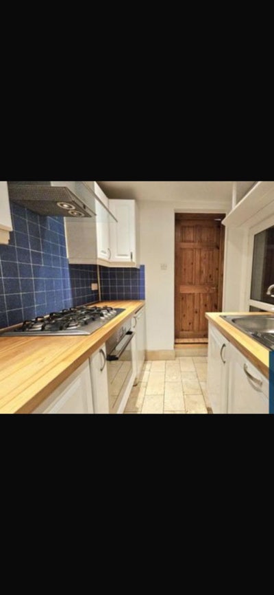 1 room available in a 2 bed house Main Photo