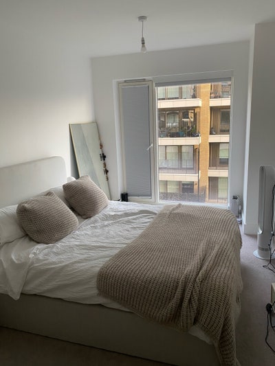 Double bed in new modern flat Main Photo