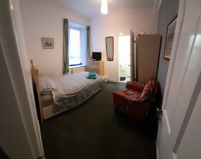 Large self catering guesthouse with parking. Main Photo