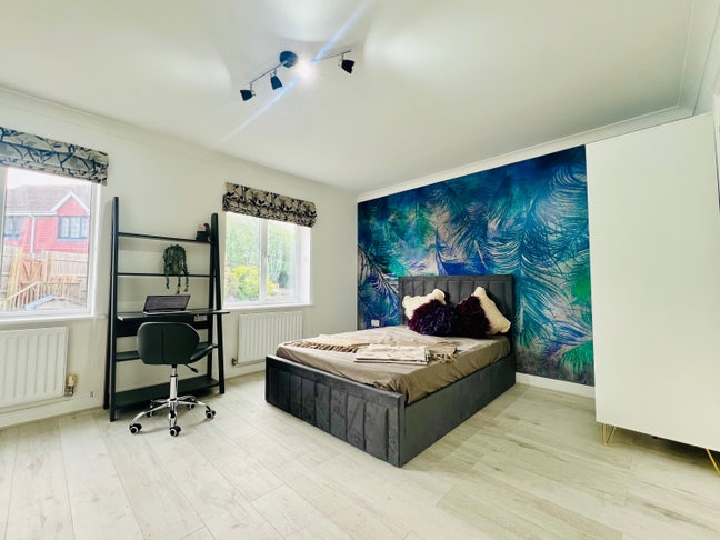 Furnished Double En-suite & Kichenette| Parking Main Photo
