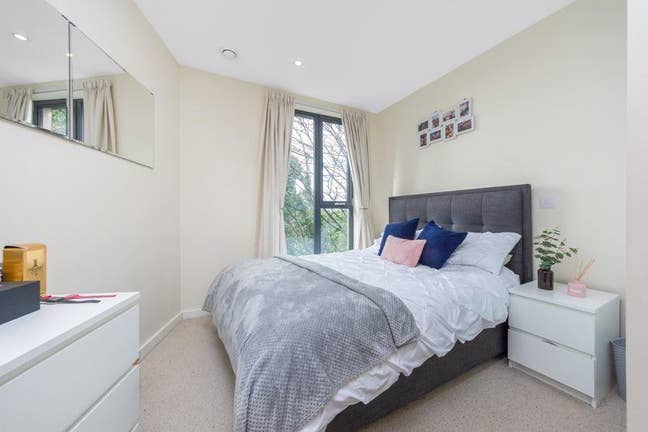 Furnished 7th floor flat Main Photo