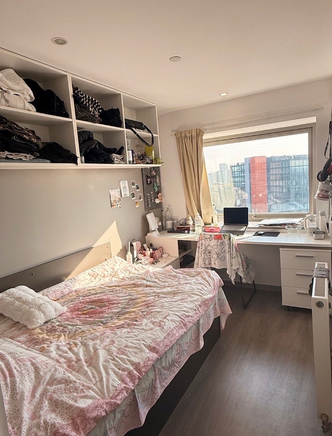 En-suite Room Available (bills included) Main Photo