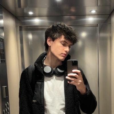 20 y/o from Ireland looking for a double en-suite Main Photo