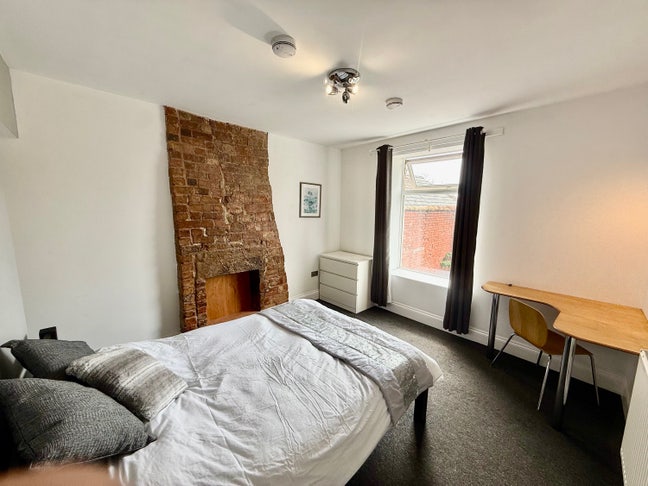 Huge room in lovely shared house. Main Photo