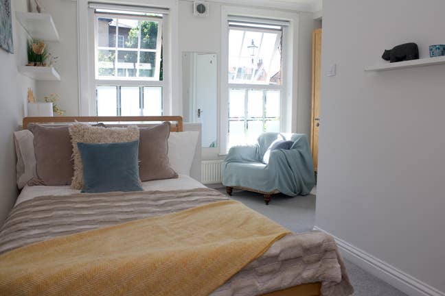 Beautiful light room in a house share  Main Photo