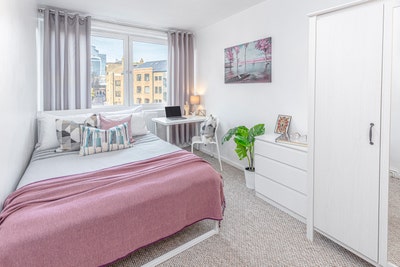 Well-Sized Double Room – Shops & Transport Close Main Photo