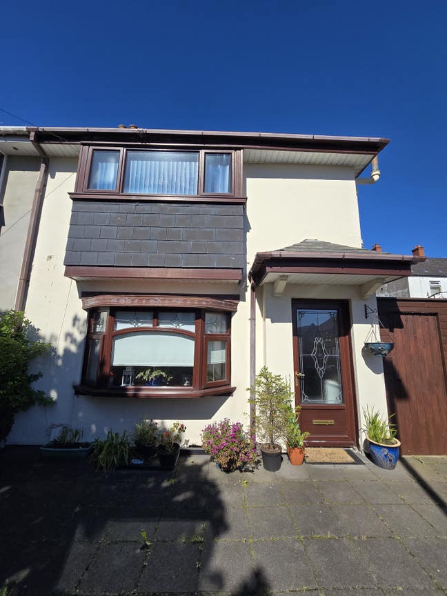 Lovely front facing double bedroom Main Photo