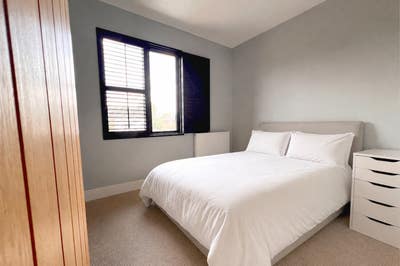 Lovely double room for a professional female Main Photo