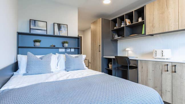 One month rent free(2-person living flat avelaible Main Photo