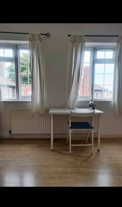 One or Two Large Double room with Freindly flatmat Main Photo