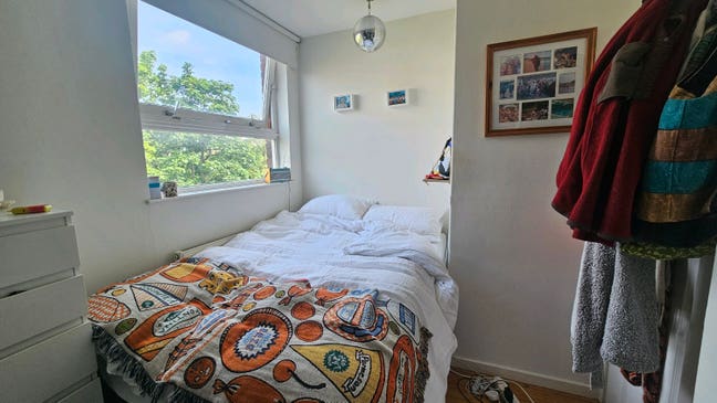 Double room in spacious 3 bed flat Main Photo