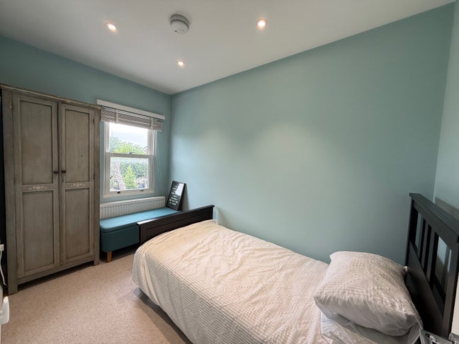 Mon- Fri Bright Single room, bathroom & cleaner Main Photo