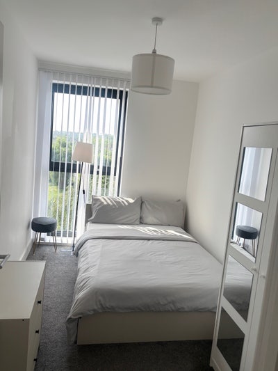Modern room with Private Bathroom in a Family Flat Main Photo