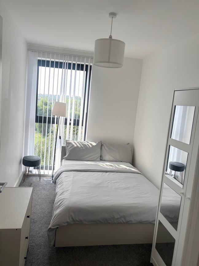 Modern room with Private Bathroom in a Family Flat Main Photo