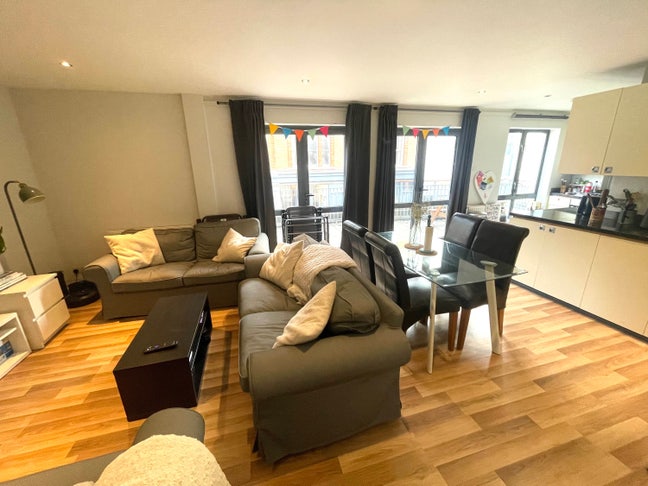 Spare Room in Clapham North! Main Photo